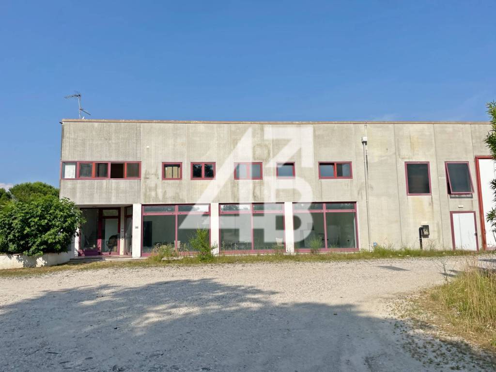 locale commerciale in affitto a Chiopris-Viscone