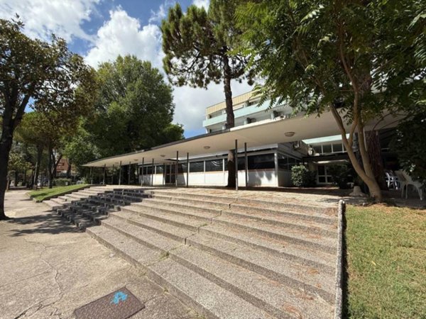 negozio in affitto a Lignano Sabbiadoro in zona Pineta