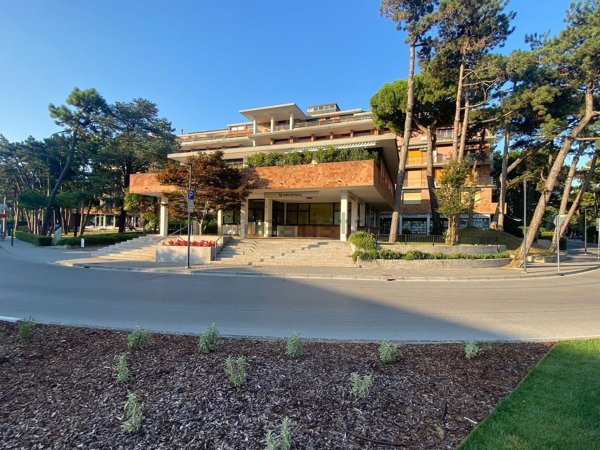 locale commerciale in affitto a Lignano Sabbiadoro in zona Pineta