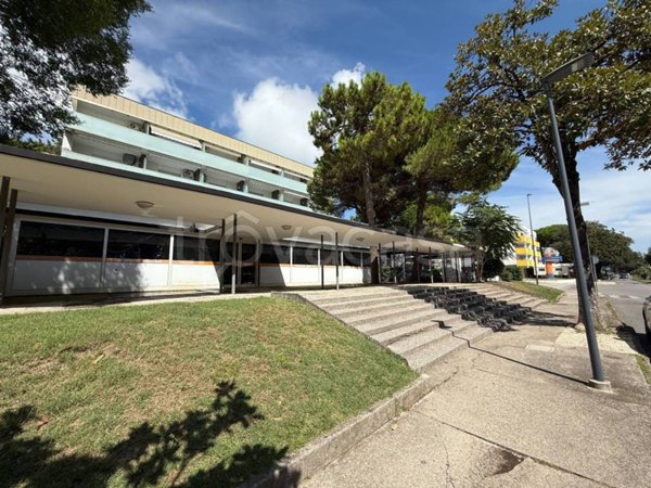 negozio in affitto a Lignano Sabbiadoro in zona Pineta