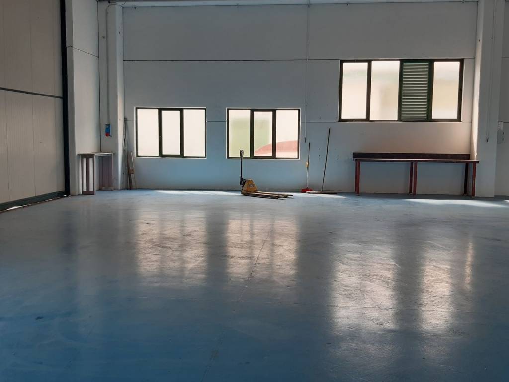 locale commerciale in affitto a Manzano