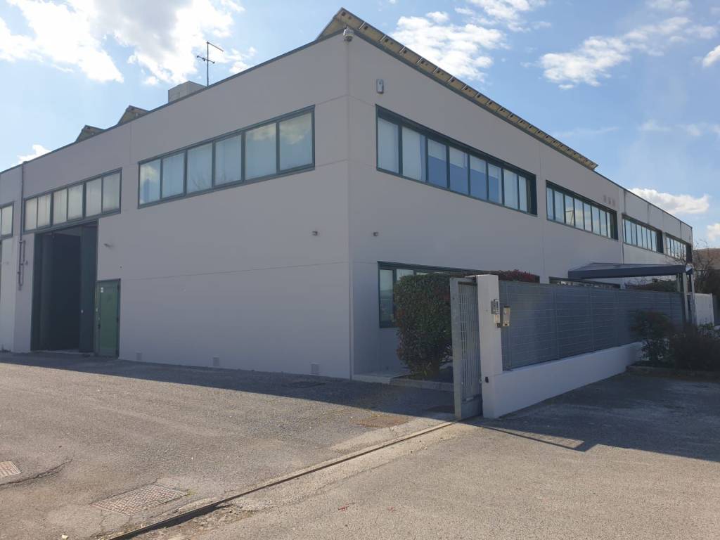 locale commerciale in affitto a Martignacco