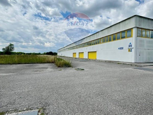 negozio in affitto a Pocenia