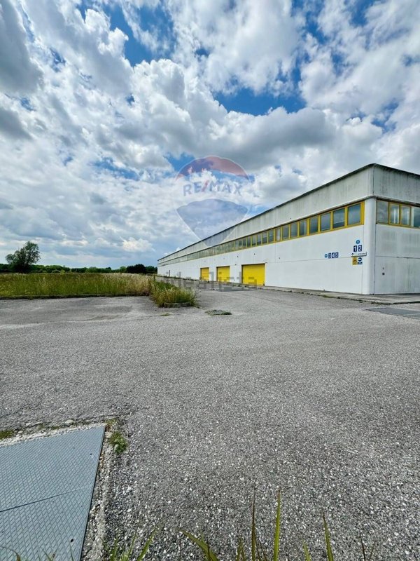 locale commerciale in affitto a Pocenia