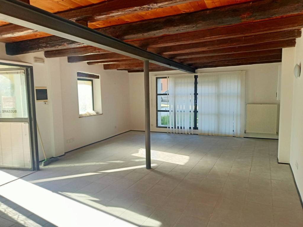 negozio in affitto a Pradamano in zona Lovaria