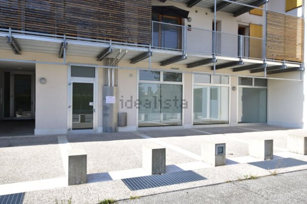 locale commerciale in affitto a Reana del Rojale