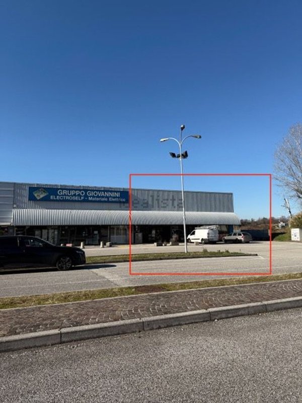 locale commerciale in affitto a Reana del Rojale