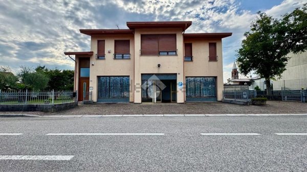 locale commerciale in affitto a San Giovanni al Natisone in zona Dolegnano