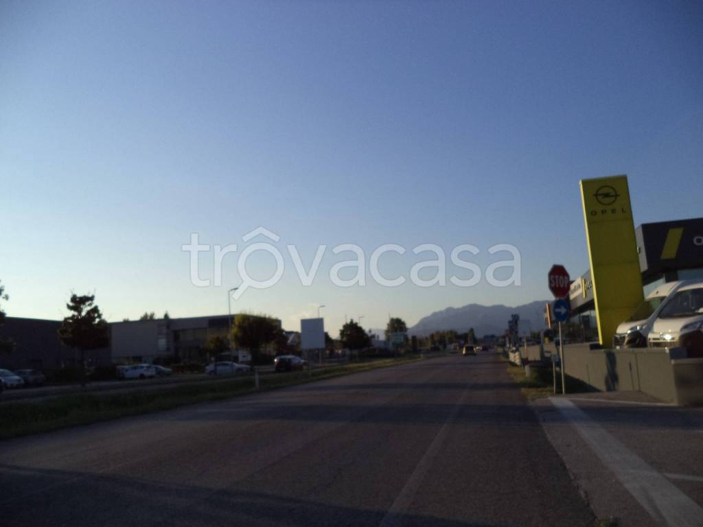 negozio in affitto a Tavagnacco in zona Feletto Umberto