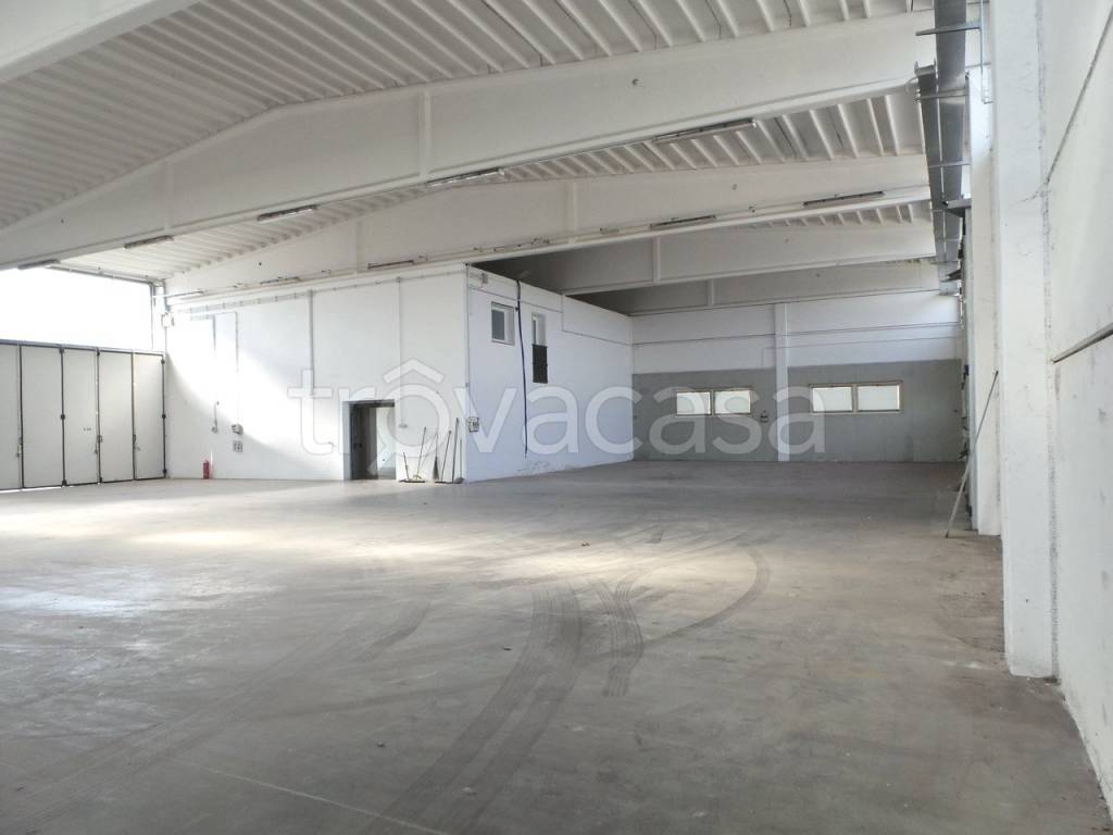 locale commerciale in affitto a Tavagnacco in zona Feletto Umberto