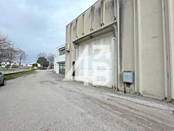 locale commerciale in affitto a Tavagnacco in zona Feletto Umberto
