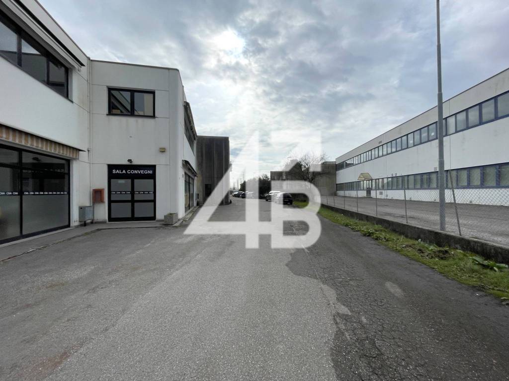 locale commerciale in affitto a Tavagnacco in zona Feletto Umberto