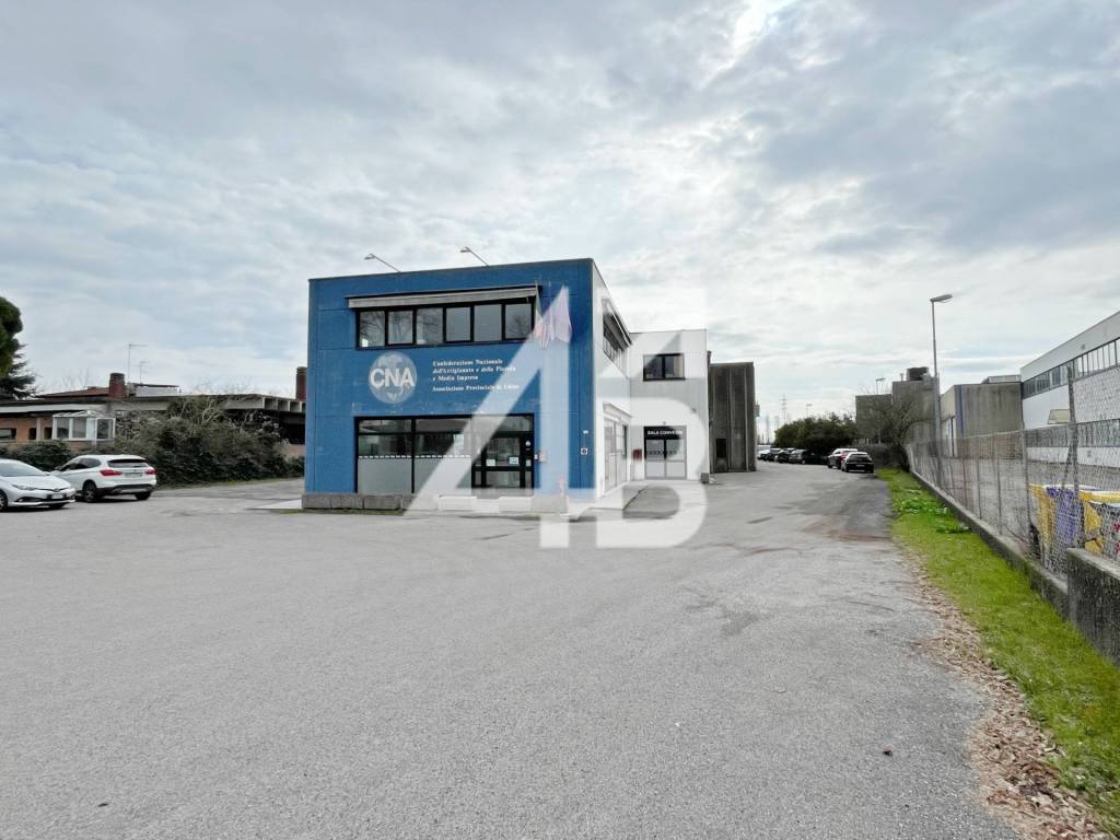 locale commerciale in affitto a Tavagnacco in zona Feletto Umberto