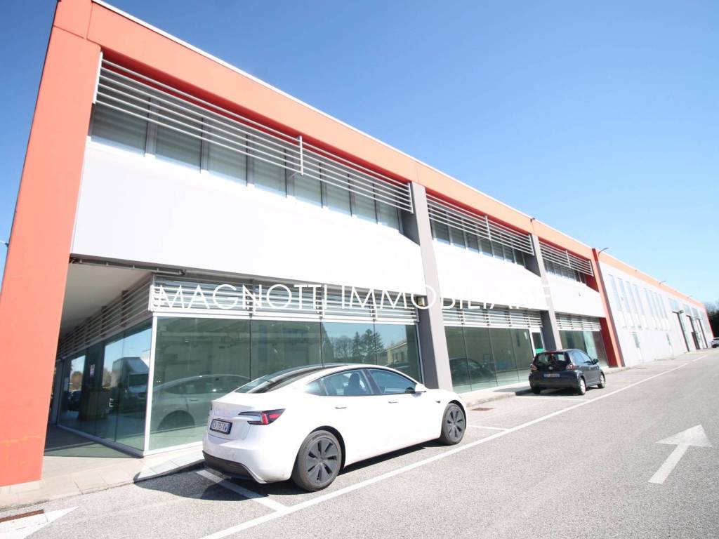 locale commerciale in affitto a Tavagnacco in zona Feletto Umberto