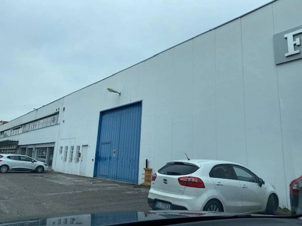 locale commerciale in affitto ad Udine