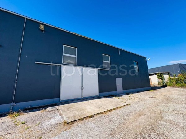 locale commerciale in affitto ad Udine in zona Vât