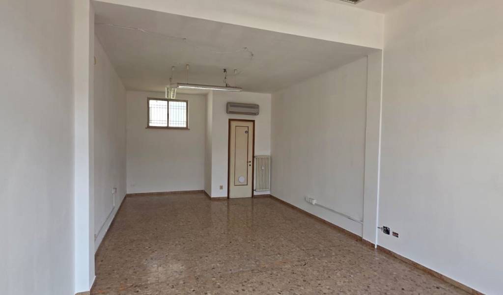 negozio in affitto ad Udine in zona Vât