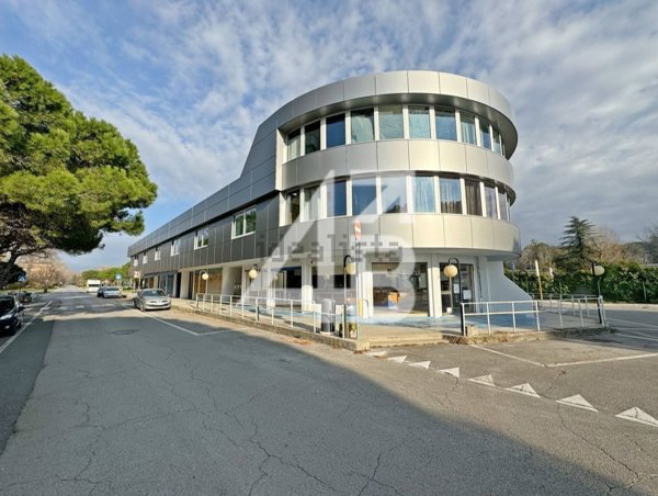 locale commerciale in affitto a Monfalcone in zona Marina Julia