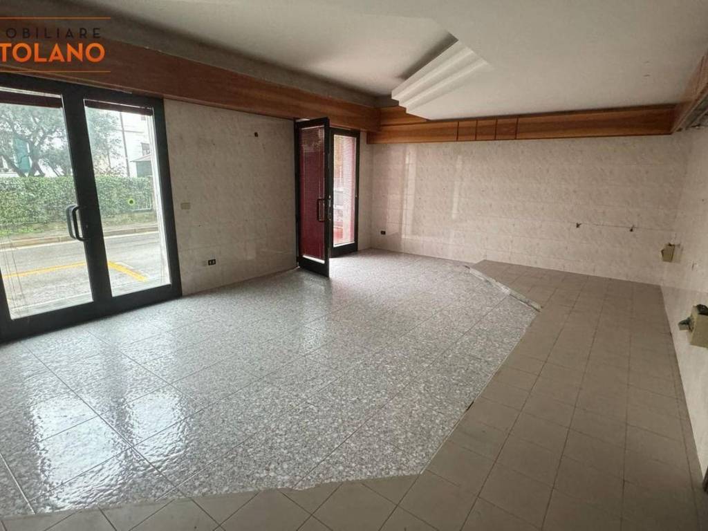 negozio in affitto a Monfalcone in zona Panzano