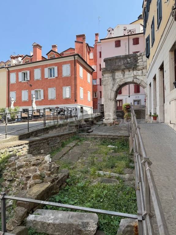 negozio in affitto a Trieste in zona Città Vecchia
