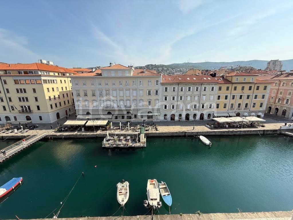 appartamento in affitto a Trieste in zona Borgo Teresiano