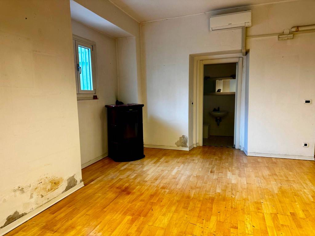 locale commerciale in affitto a Trieste