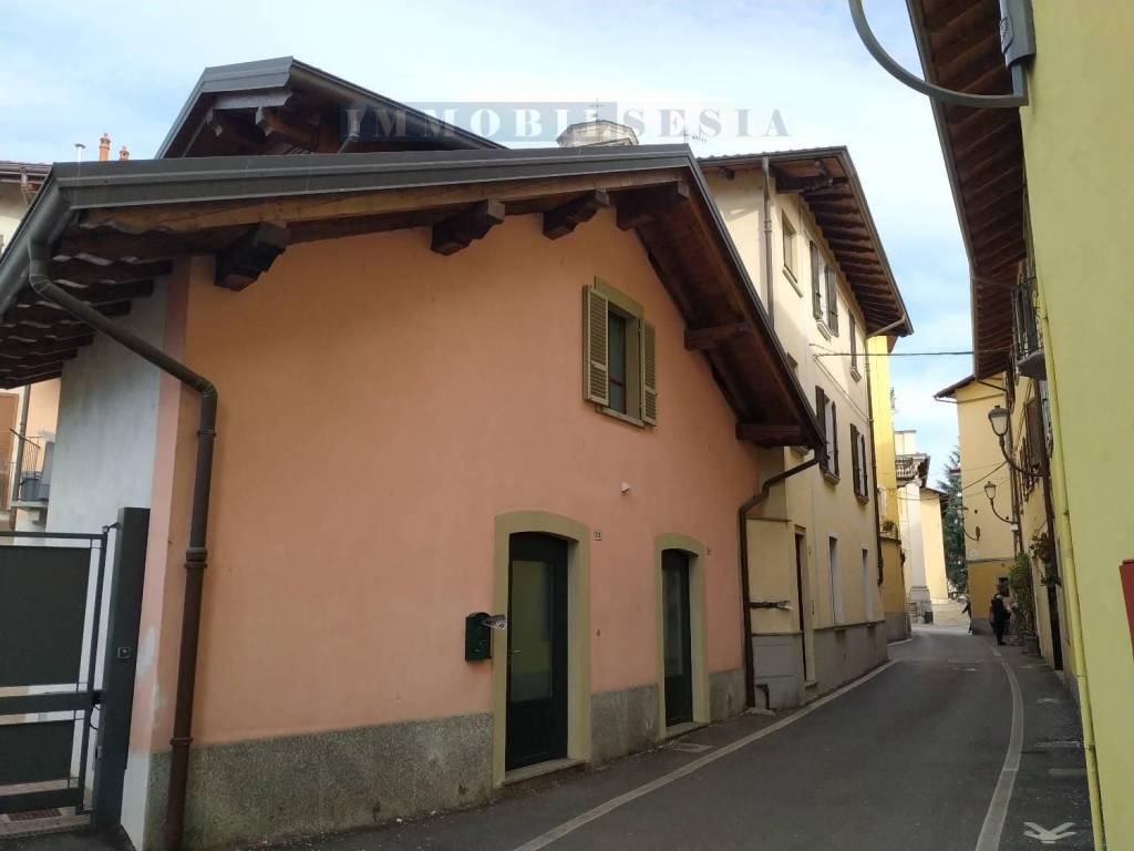 negozio in affitto a Borgosesia