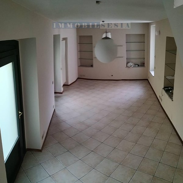 locale commerciale in affitto a Borgosesia