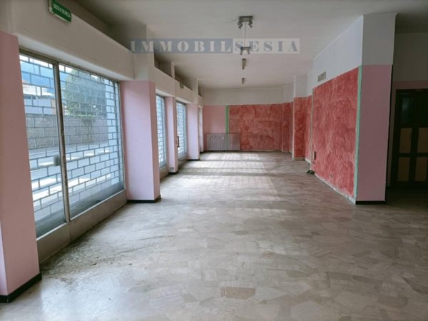 negozio in affitto a Borgosesia