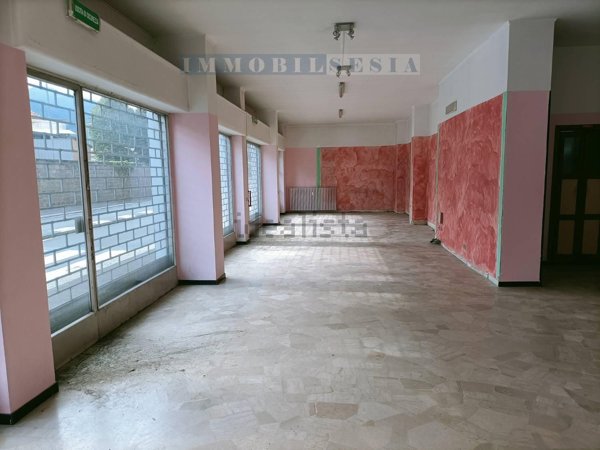 locale commerciale in affitto a Borgosesia