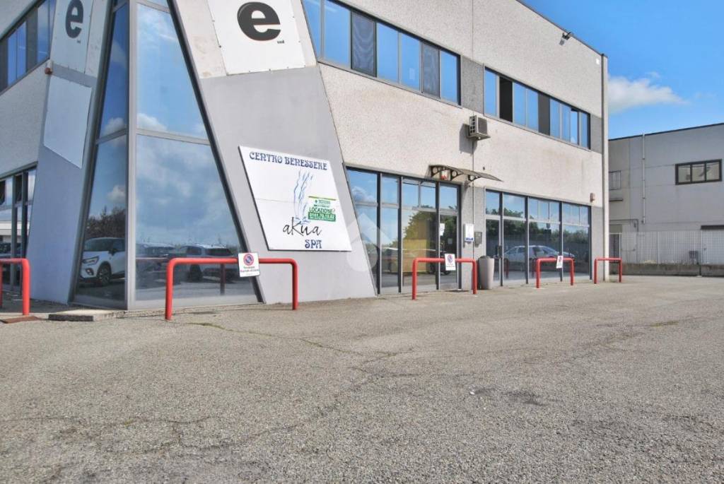 negozio in affitto a Crescentino