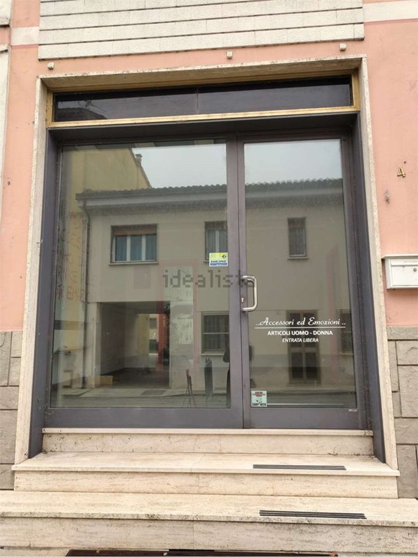 locale commerciale in affitto a Carpaneto Piacentino