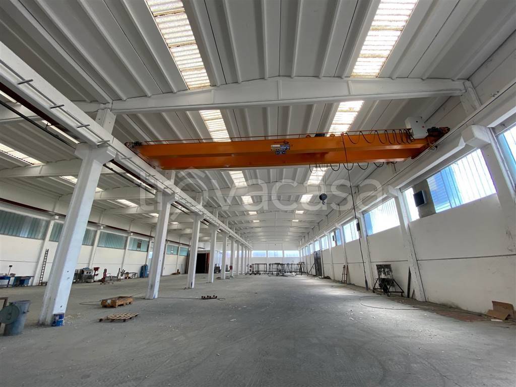 locale commerciale in affitto a Carpaneto Piacentino