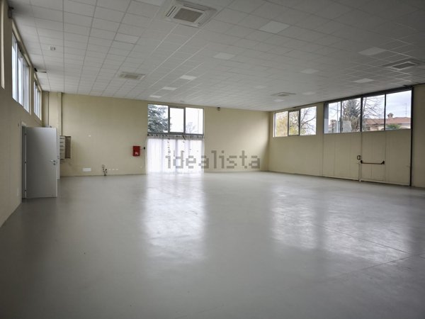 locale commerciale in affitto a Carpaneto Piacentino