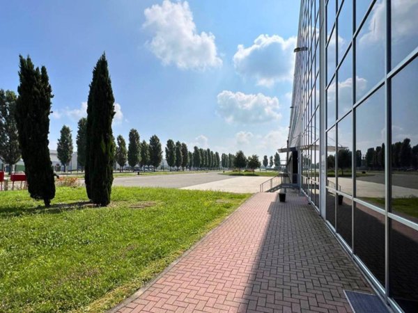 locale commerciale in affitto a Castel San Giovanni