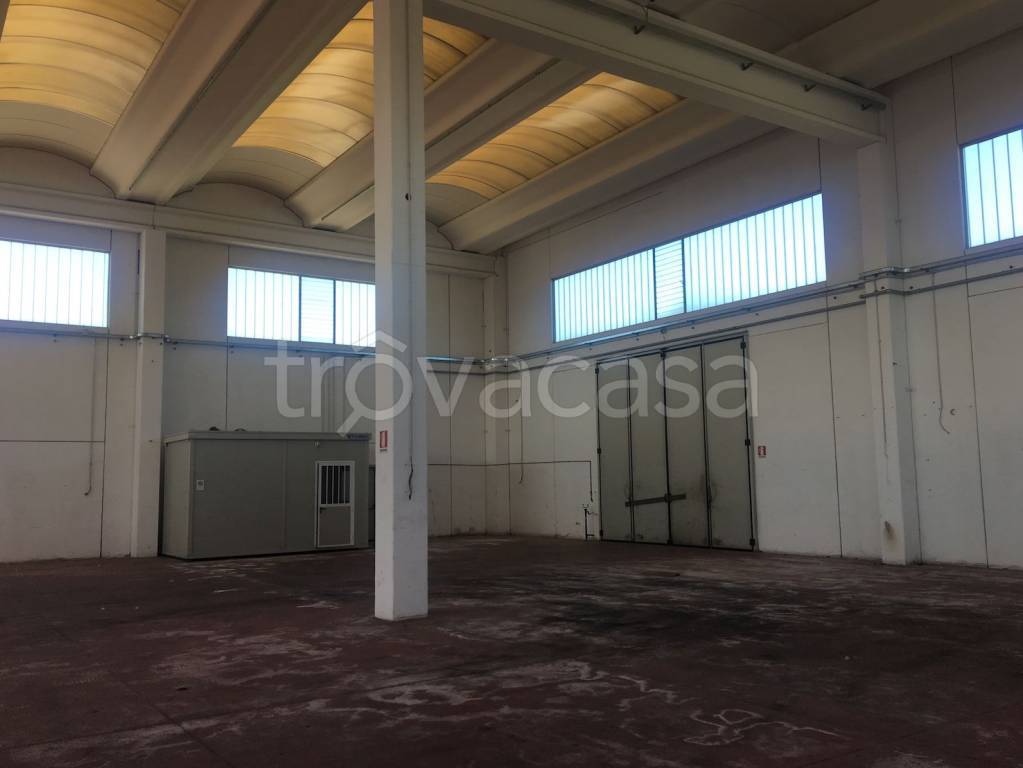 locale commerciale in affitto a Castel San Giovanni