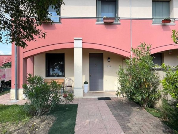 casa indipendente in affitto a Castelvetro Piacentino in zona Castelvetro