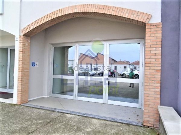 negozio in affitto a Castelvetro Piacentino in zona Castelvetro