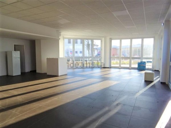 negozio in affitto a Castelvetro Piacentino in zona Castelvetro