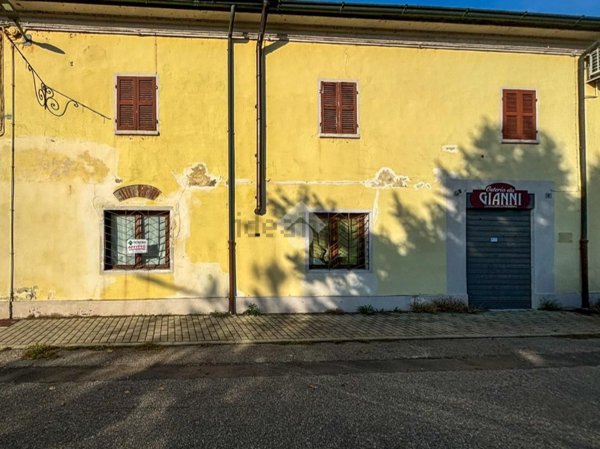 locale commerciale in affitto a Castelvetro Piacentino in zona San Pedretto