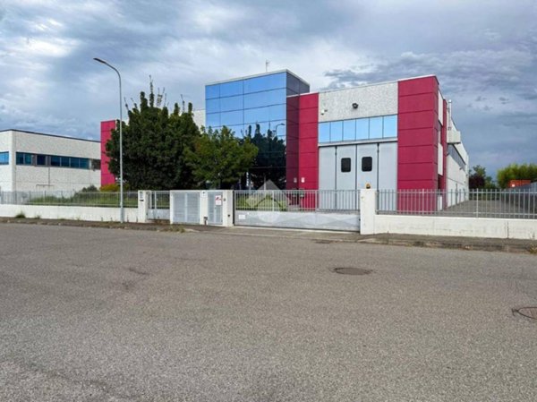 locale commerciale in affitto a Fiorenzuola d'Arda