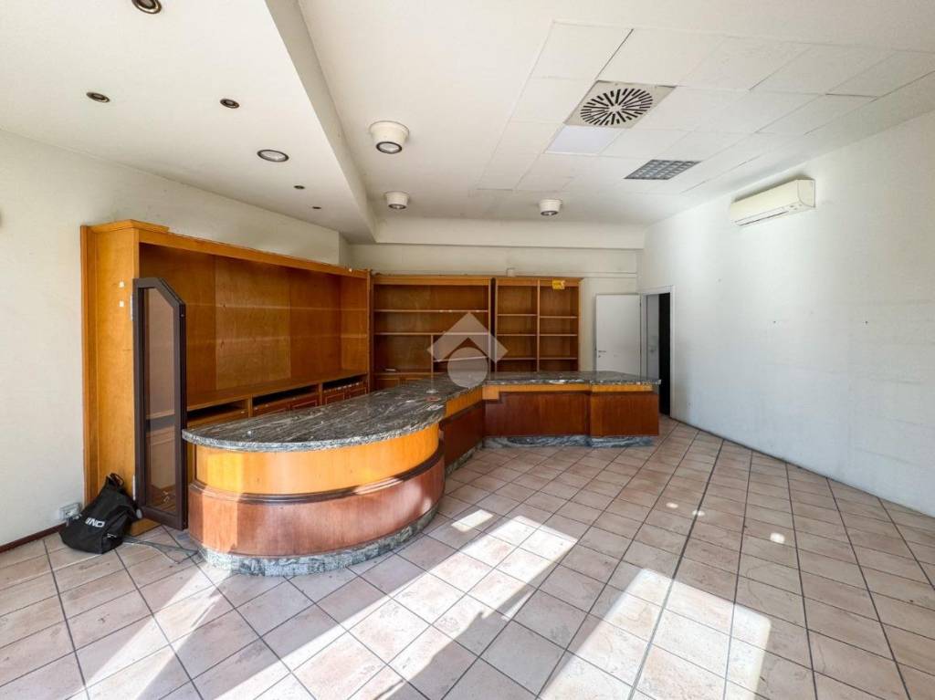 negozio in affitto a Fiorenzuola d'Arda