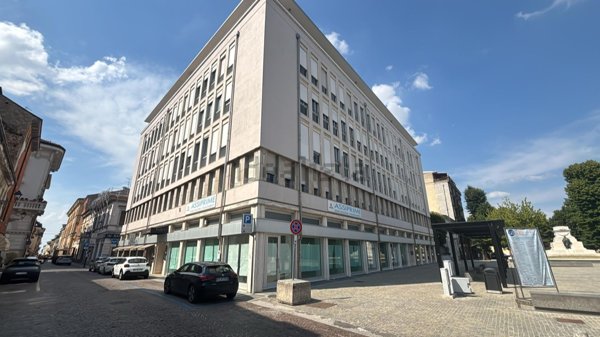 locale commerciale in affitto a Fiorenzuola d'Arda