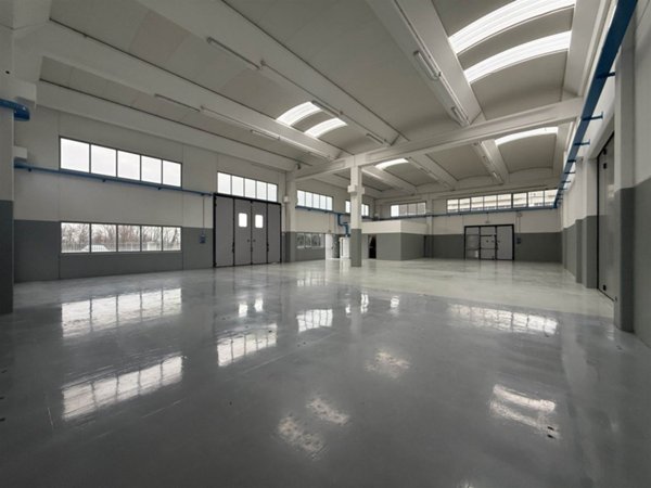 locale commerciale in affitto a Fiorenzuola d'Arda