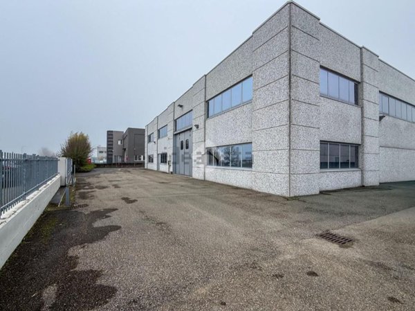 locale commerciale in affitto a Fiorenzuola d'Arda