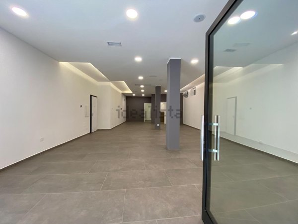 locale commerciale in affitto a Fiorenzuola d'Arda