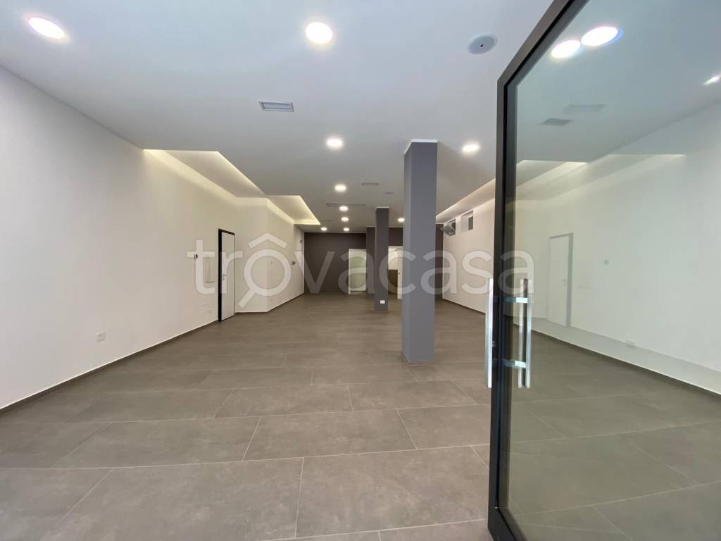 negozio in affitto a Fiorenzuola d'Arda