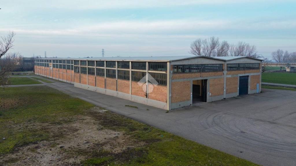 capannone in affitto a Fiorenzuola d'Arda in zona Paullo