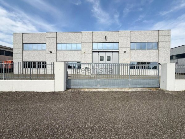 locale commerciale in affitto a Fiorenzuola d'Arda