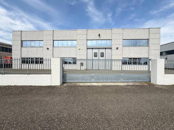 locale commerciale in affitto a Fiorenzuola d'Arda